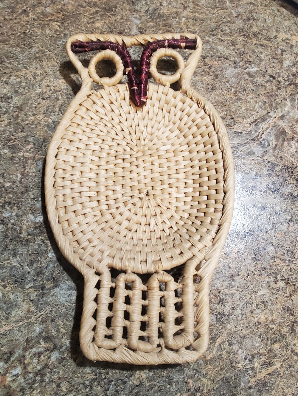 VINTAGE HAND WOVEN WICKER. OWL SHAPED. TRINKET CATCHALL WALL DECO. BOHO